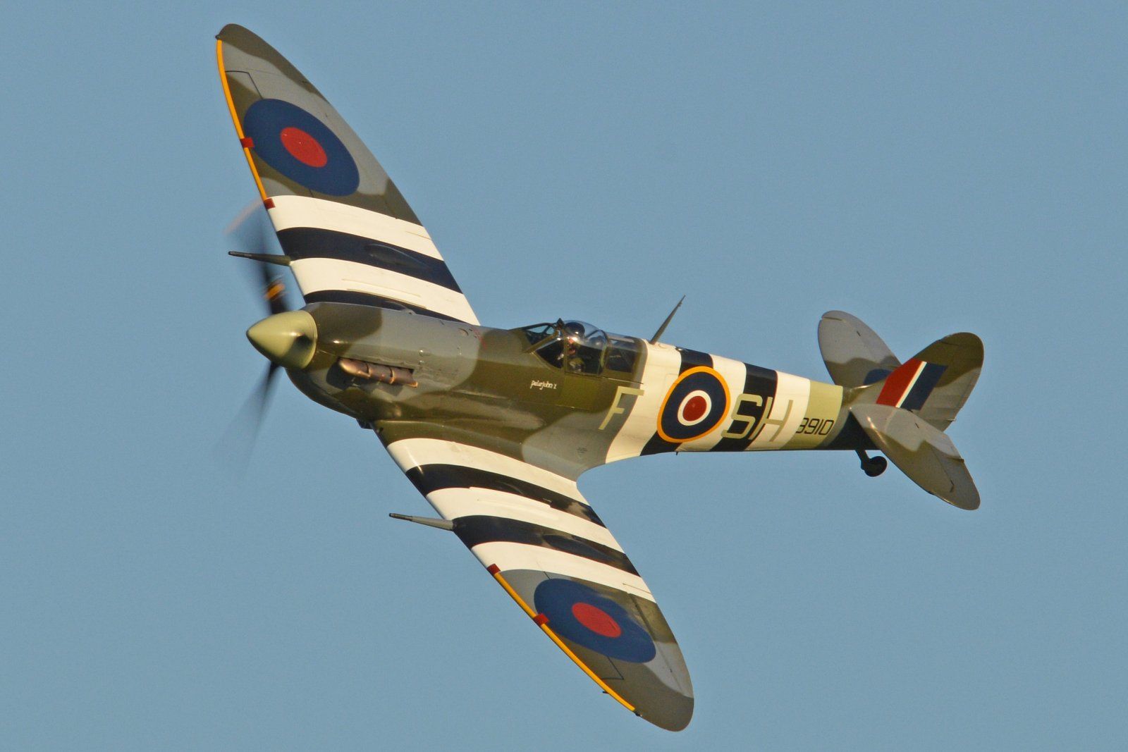 Supermarine_Spitfire_Vb_'AB910_SH-F'_(35225560522).jpg