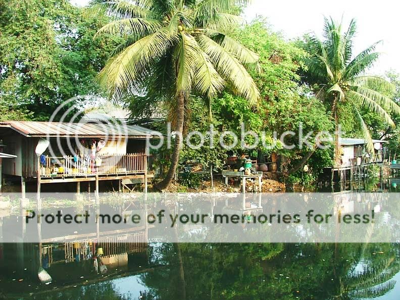 canal-hut-behind-temple.jpg