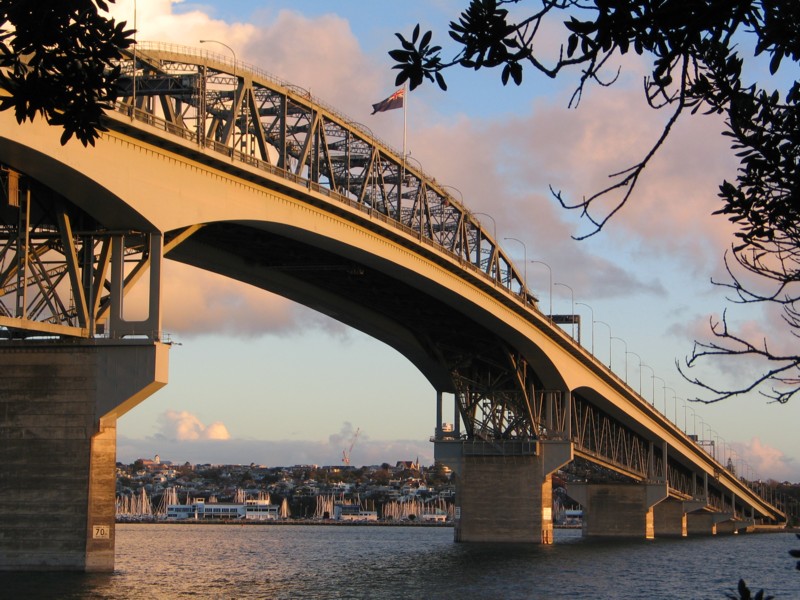 Auckland_Harbour_Bridge_With_Flag.jpg